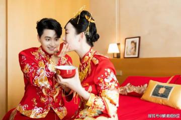 張檬金恩聖結婚現場:穿中式婚服給爸媽敬茶,長輩回贈超厚大紅包