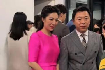 明星後台曝光：黃渤忙合影，張嘉益打電話，於和偉背手氣場強