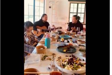 高圓圓帶女兒與江一燕聚餐，2歲Rhea側顏好漂亮