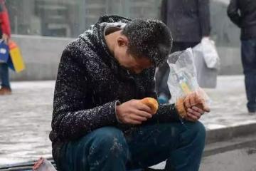 我身體不適,老公加夜班回來後我讓他吃泡麵,老公給我一巴掌
