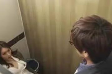 訂婚宴，妹妹和我老公在沙發上苟且，被發現時衣衫不整小臉通紅