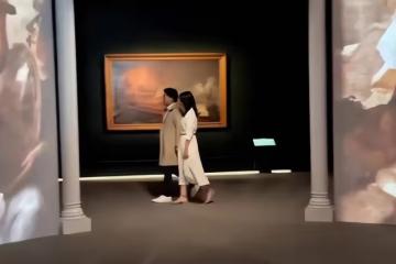 郭晶晶霍啟剛夫妻秀恩愛,在藝術館內牽手拍攝浪漫的影片