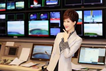 央視美女主持李文靜，因打哈欠、豎中指被罵，今48歲堅持做丁克