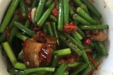 家常蒜苔炒五花肉