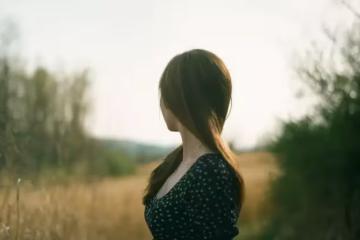 女兒遠嫁6年沒回家,給母親寄條褲子,母親打開後找上門要求離婚