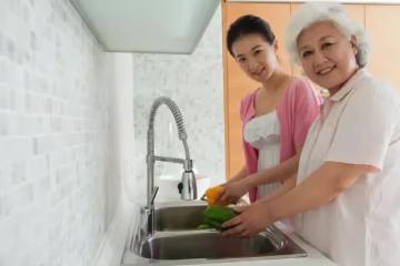 坐月子時，小姑子拿走娘家送的補品，婆婆怒道：誰教你的？我嗎？