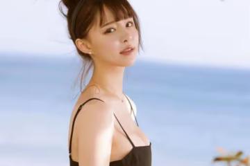 「呆萌女神」胸前繃太緊!元元雪白失守泳衣罩不住 眼神超迷濛