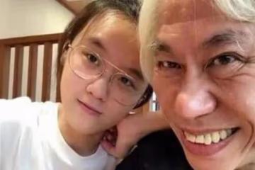 兩人因「爺孫戀」走紅，如今8年過去了，17歲少女已失去純真笑容