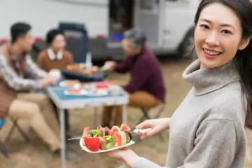 「兒媳,我的家規是兒媳不能上桌吃飯」「那你回你家,這是我家」