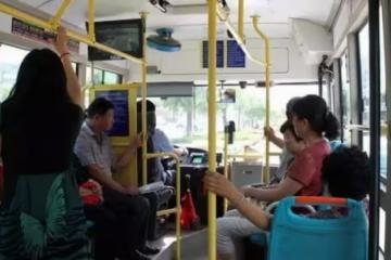 離婚八年,婆婆在公交車上遇到前兒媳婦,突然拉住她的手不願放開