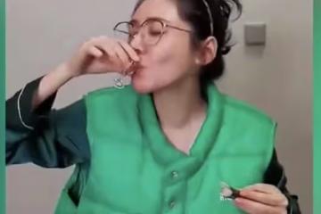 一口白酒一口肉,秋瓷炫原諒出軌於曉光後痛哭,從小就被母親嫌棄