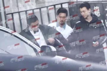 李亞鵬疑似再婚！與女友穿禮服現身影棚，頻曬無名指戒指太幸福