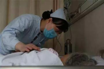母親臨終不肯走,家人說她在等40年前的故人,只是,那人不會來了