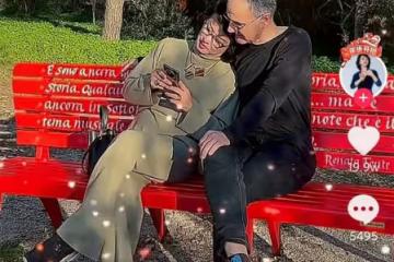 金星與外國老公罕秀恩愛,十指緊扣太甜蜜,曾為養子女離婚多年