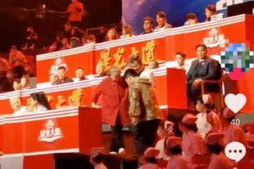 85歲李明啟腿腳不便,被尼格買提貼心抱下台階,健康狀況引擔憂