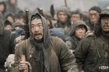 都是演乞丐，周星馳用手抓飯，劉德華睡大街，最後一位是來搞笑的