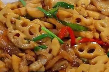 香辣爽脆的五花肉炒蓮藕
