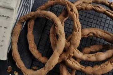 不用廚師機只需一次發酵的零食麵包——黑麥核桃圈