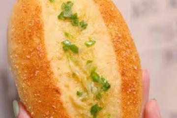金燦燦的芝士蒜香法式軟麵包，香迷糊了！🥖🥖