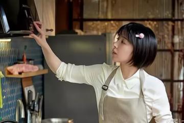 終於和鳳凰男離婚,婆婆帶小姑子來坐月子:伺候好了,就讓你復婚