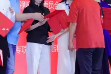 董潔參加活動被當眾排擠,被擋住鏡頭擠到後面,滿臉心酸與無奈!