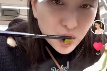 40歲馬蘇路邊攤嗦粉，抱起比臉大的碗喝光湯底，當眾打嗝行為彪悍