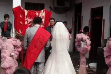 姐姐遠嫁窮人,半夜給母親匯十萬養老,弟弟大喊:快報警,要出事