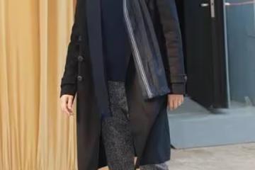 32歲禿頭，為維持英俊形象戴足41年假髮，僅在前妻追悼會拿下一次