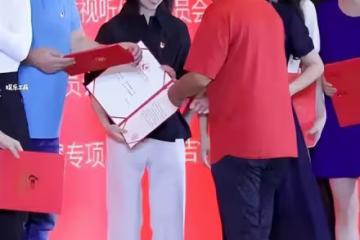 董潔被金主方女領導刁難,自卑感襲來無力爭論,身旁董璇仗義解圍