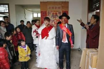 女子離婚改嫁,20年後兒子結婚送來16萬,前夫嘆說:你過得不好呀