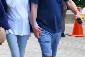 「婉君」俞小凡近況，臉部蒼老打扮卻時髦，六十歲老公似健壯小伙