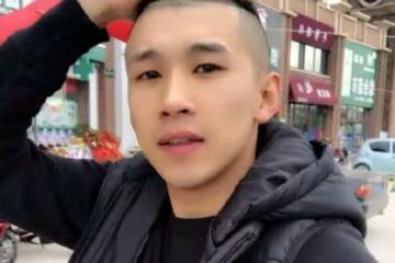 曾經坐擁4000萬粉絲，登上春晚舞台的天佑，當眾求饒，現在生活怎麼樣？