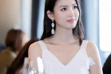 她是真正的中國第一美女,拒絕豪門嫁愛情,如今一家三口超幸福!