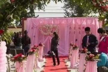 女子不顧父母反對住到男友家,懷孕後舉辦婚禮,婆家連婚紗都不租