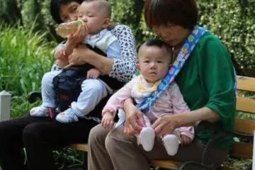 奶奶罵孫子,你有人養沒人教。孫子懟道,這一切都是拜你所賜