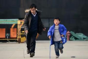 村婦照顧老少,丈夫卻帶回陌生女人,得知隱情她嘆說:那就留下吧