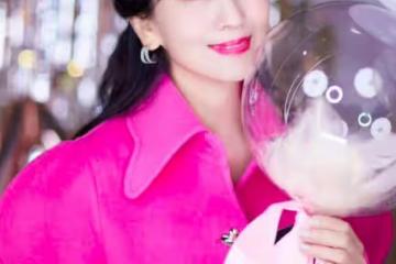 趙雅芝慶生照太嫩了，粉大衣配黑絲女人味十足，年近七十保養巨好