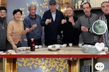 陳凱歌現身北電78級班聚！站C位豪氣舉杯，李少紅胡玫眾名導齊聚