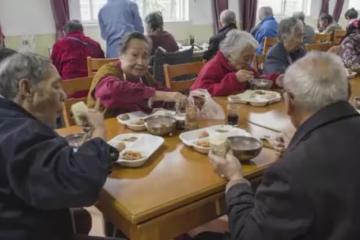 小時候用冷水澆我,大耳光抽我的父親,64歲這年去了養老院
