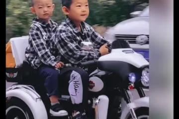 嘎子哥又惹爭議，讓倆娃在馬路上開玩具車，前方十字路口人群密集