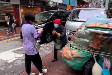 汪明荃幫助拾荒老人，80歲老奶奶感動到鞠躬，這才是好演員的榜樣