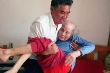 婆婆癱瘓在床,55歲兒媳四處旅遊:憑什麼照顧她,又不是我親娘