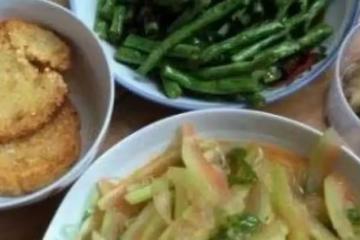 父母退休金6千塊,哭窮說沒錢,見到他們飯菜後,三姐妹無語了