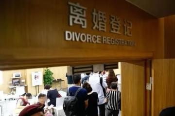 女兒打工看見父親,以為看花了眼,見到張相片,才知曾共事八個月