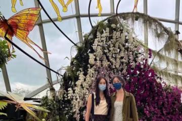 李連杰小女兒曬照引爭議,穿豹紋短裙秀大長腿,衣領太低被指暴露