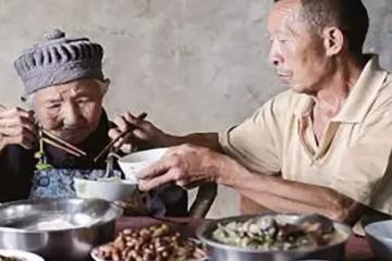 60歲孝心女婿：41年如一日悉心照顧115歲岳母，一背就是二十年，感動無數網友