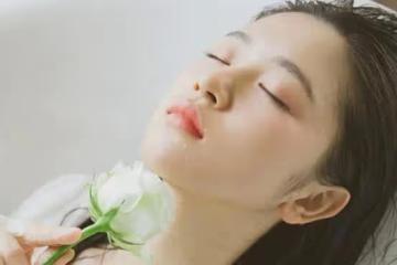 他忽然俯下身,嘴靠近我耳邊,溫熱的氣息傳來,我緊張地閉上了眼