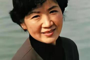 張藝謀曾斷言她「紅不了」,她不信命,74歲被趙麗穎捧紅成影后