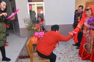 過門第二天，婆婆問兒媳要房租：住就要給錢，兒媳：好，你別後悔