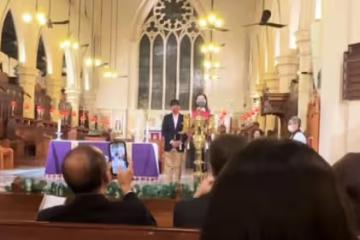 52歲李嘉欣與兒子現身教堂,11歲許建彤身穿西裝,個頭快趕上媽媽